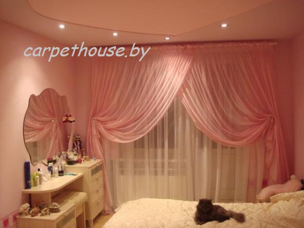 Розовые скрещенные шторы, фото