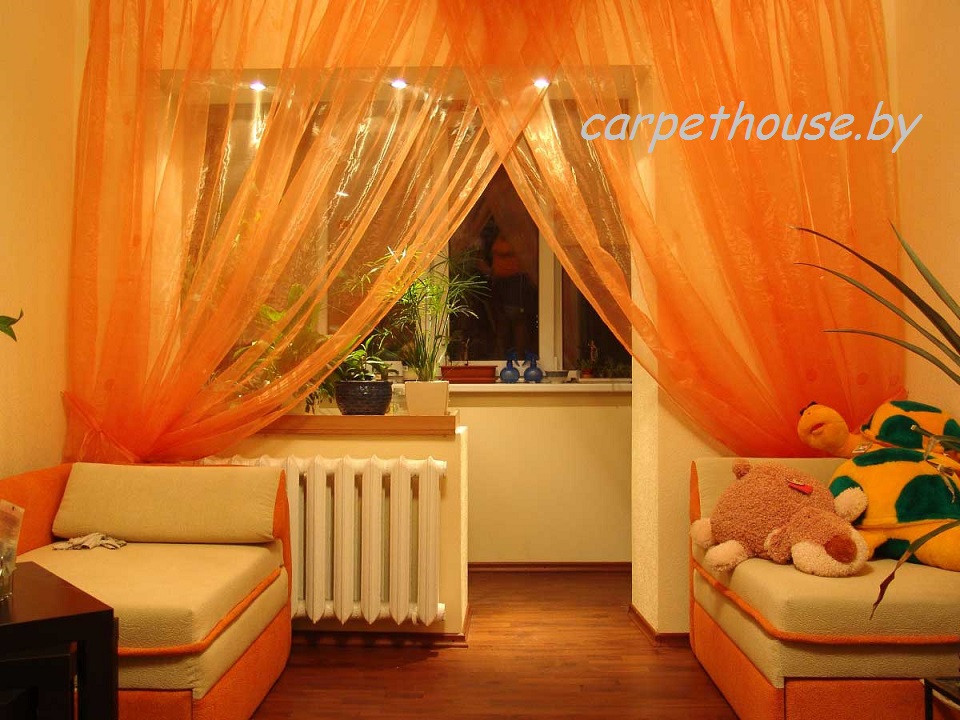 Оранжевые скрещенные шторы, фото