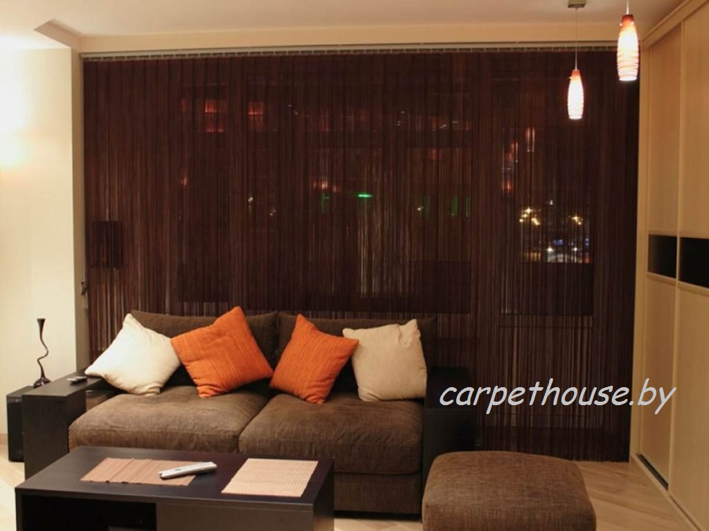 Коричневые шторы-нити в современной гостиной, фото